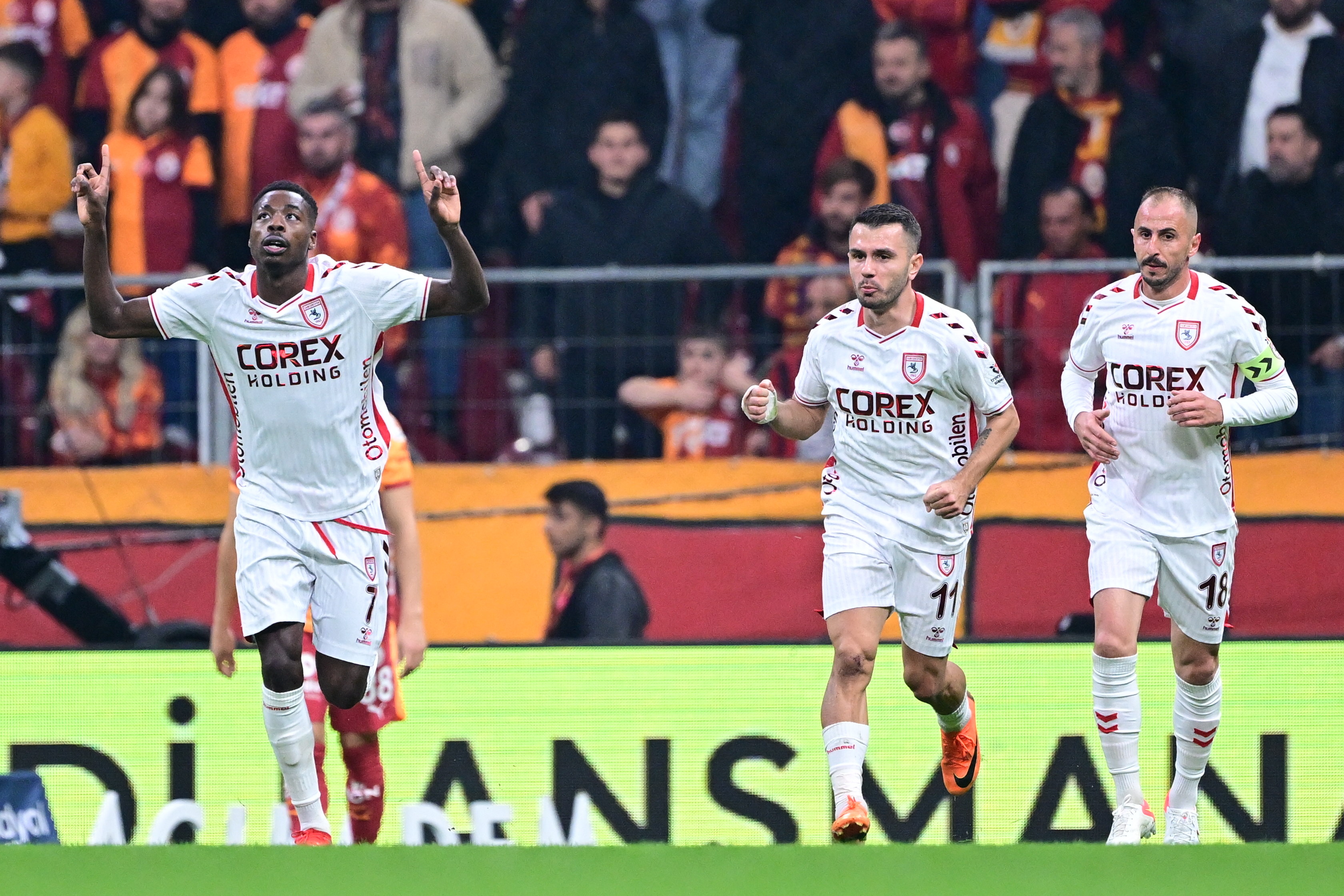 Samsunsporlu futbolculardan penaltı isyanı: "Diğer tarafa olsa verirlerdi"