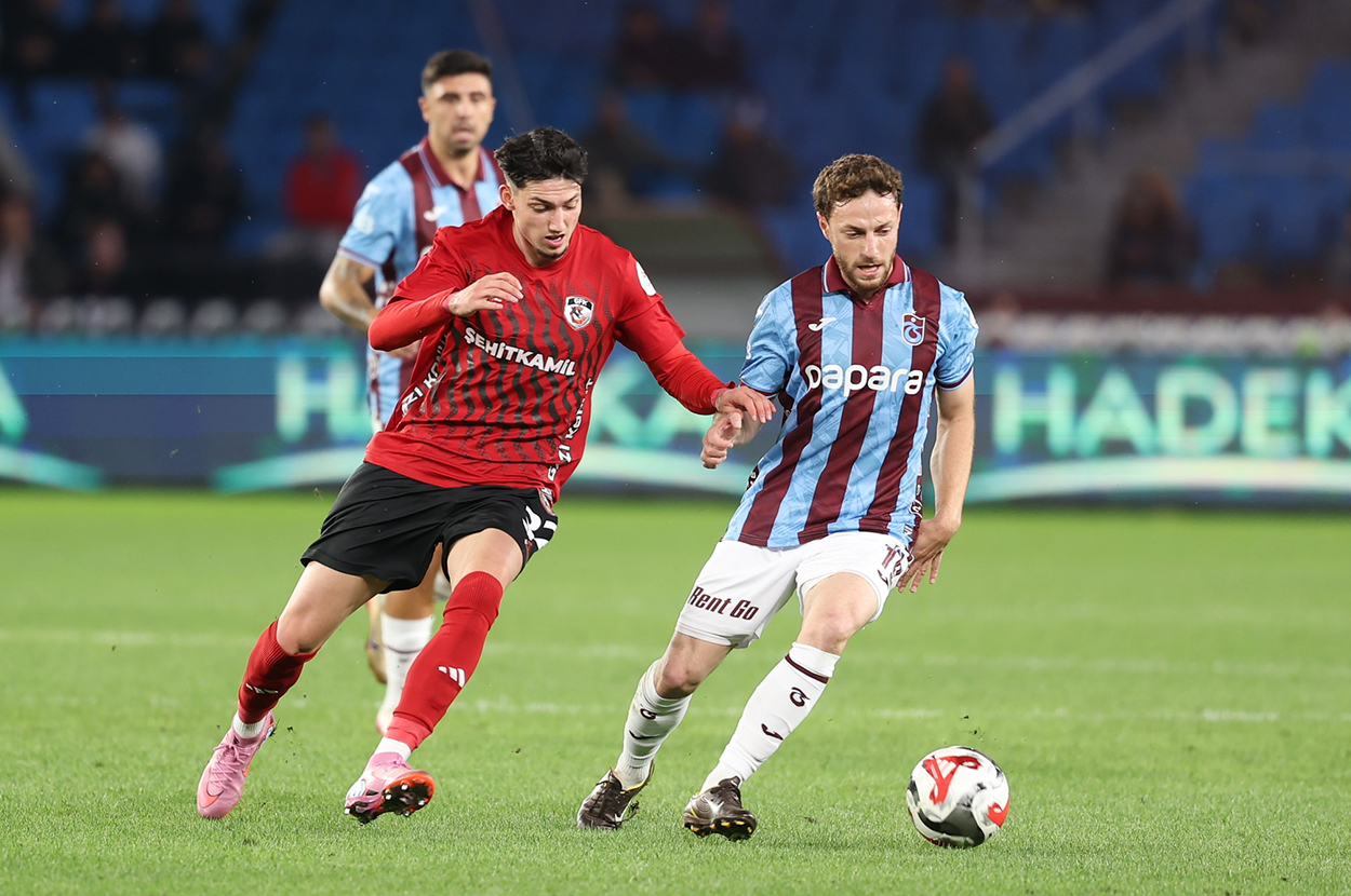 Fatih Tekke'nin Vazgeçilmezi: Mustafa Eskihellaç, Sol Bek Formasıyla Gol Krallığına Oynuyor Sanırsın!