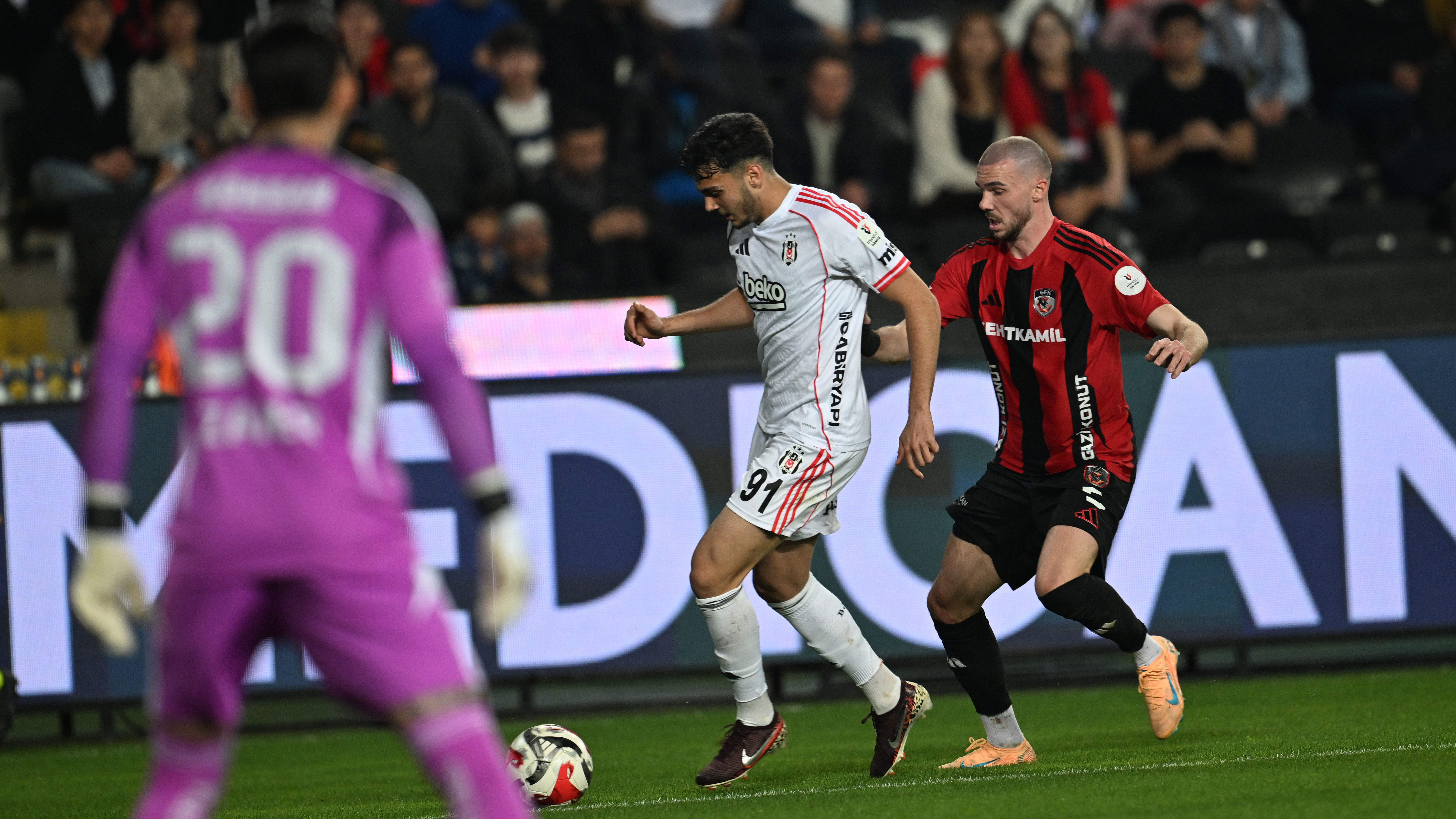 Beşiktaş'ta kadro yapılanması hız kazandı: Biri kiralık, biri bonservisiyle gidecek