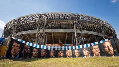 Napoli stadında tanıdık yüzler