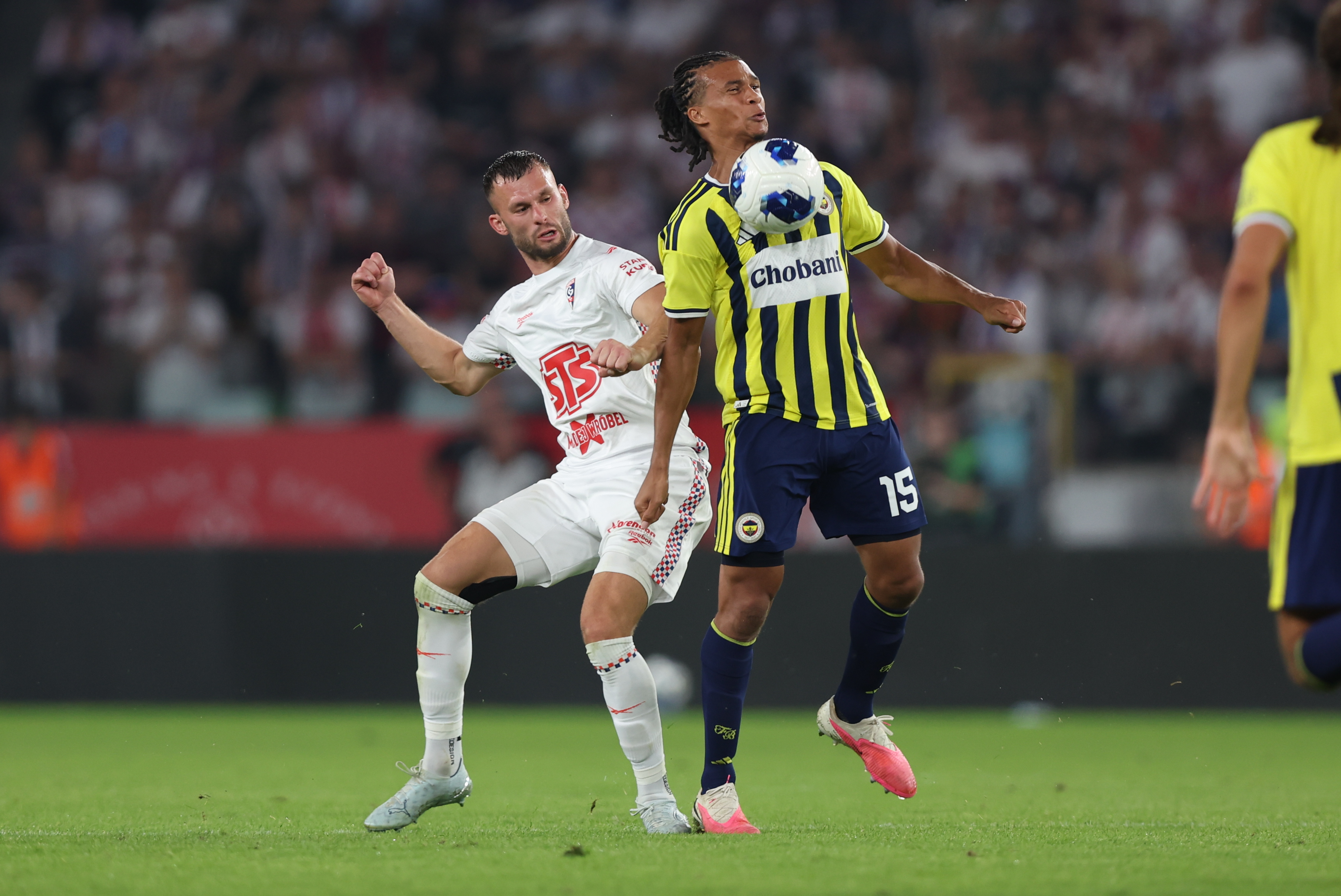 Ake partnerini övgüye boğduAke partnerini övgüye boğdu