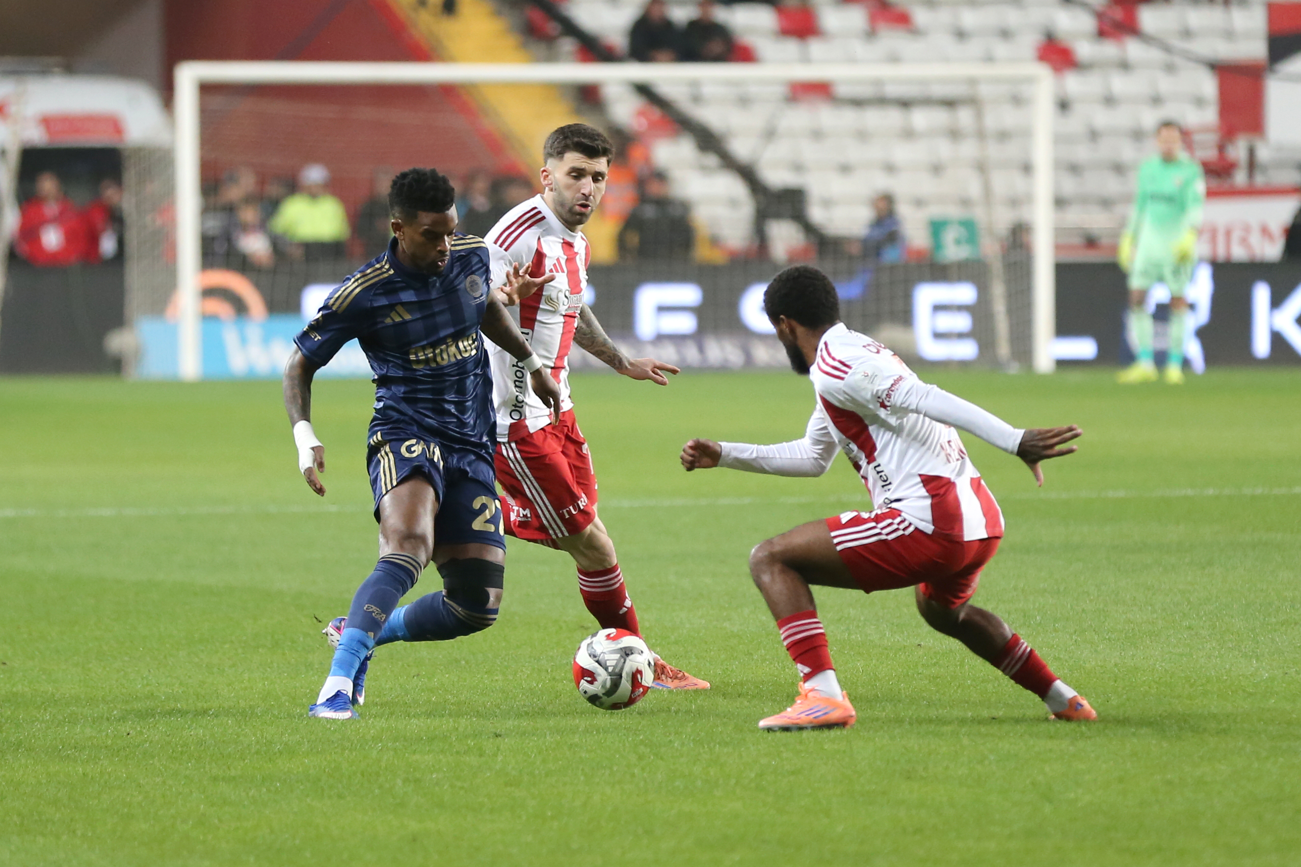 “İlk 45 dakika istenilen Fenerbahçe yok. Tempo düşük. Kontraataktan bulduğu pozisyonlar var ama geriye düştü. Reaksiyon beklerken bir anda 2 oldu maç. 2-0'dan sonraki maç bence tamamdır. Sayısız şut denemeleri oldu, top son saniyelerde direkten döndü.”