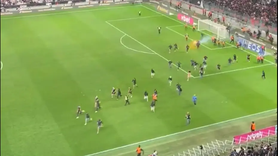 Fransa Ligue 1 yangın yeri! Tribünler sahaya indi, Trabzonspor'un eski hocası taraftarla kavga etti - 3