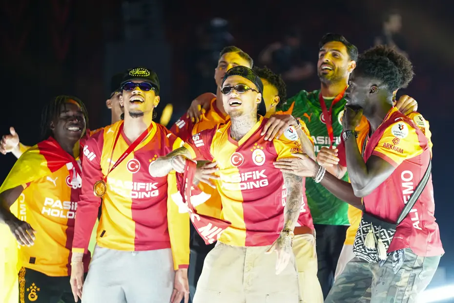 Şampiyon Galatasaray kupasına kavuştu: Dakika dakika şampiyonluk kutlaması - 40 Şampiyon Galatasaray kupasına kavuştu: Dakika dakika şampiyonluk kutlaması - 40