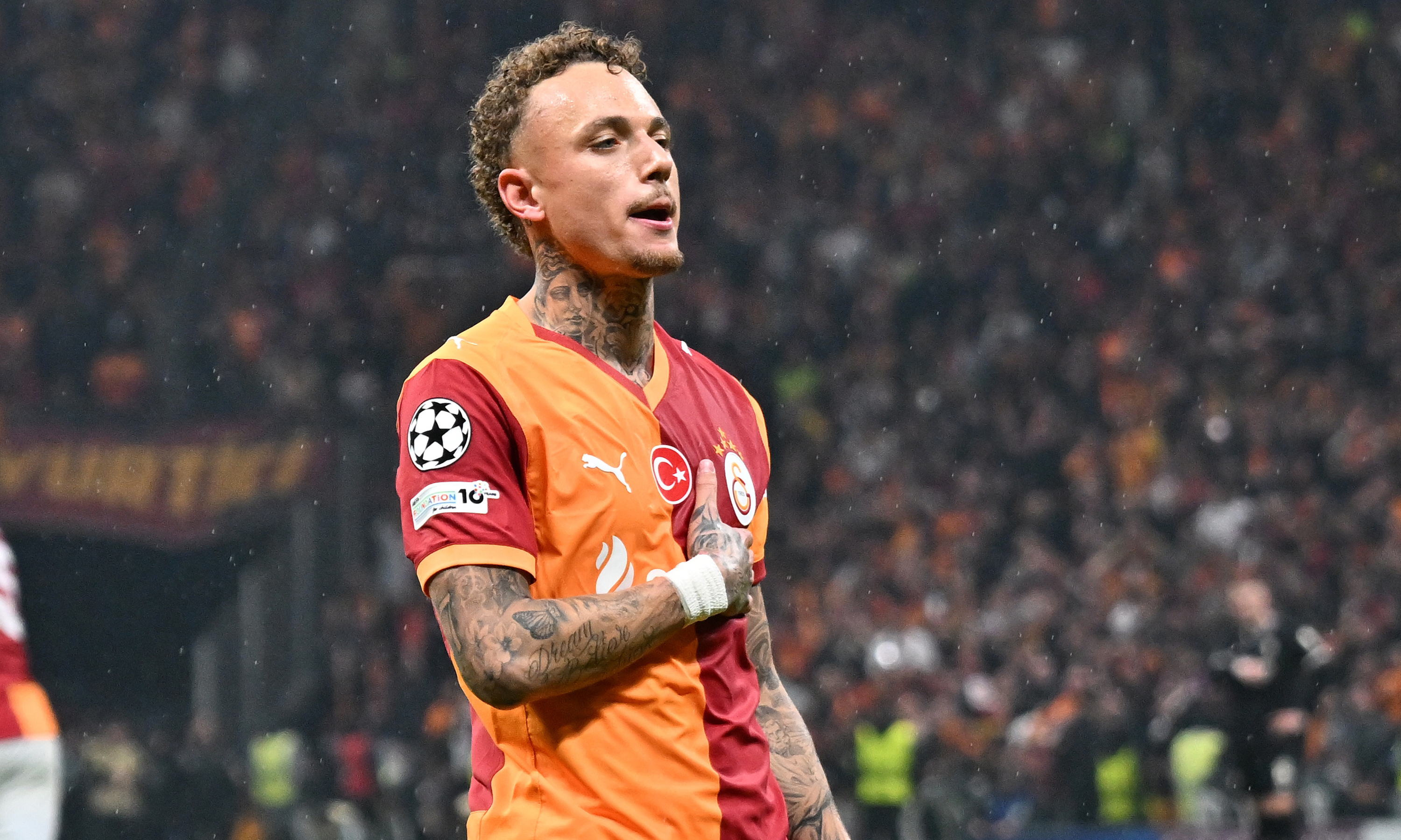 Liverpool'dan 4 Yedi, Bir de Parmağını Bıraktı! UEFA 'Bu Panoları Kim Koydu?' Diye Peşine Düştü