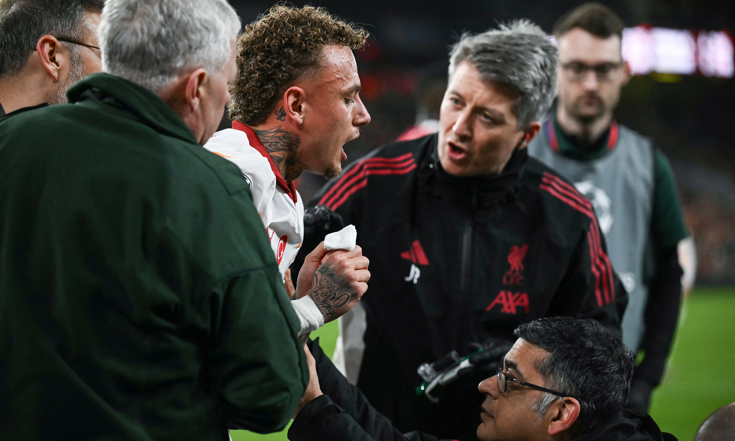 Lang, Liverpool maçının ikinci yarısındaki bir pozisyonda reklam panolarına çarpmış ve başparmağından ciddi şekilde yaralanmıştı. Maça devam edemeyen Hollandalı futbolcunun İngiltere'de ameliyat olacağı açıklanmıştı.