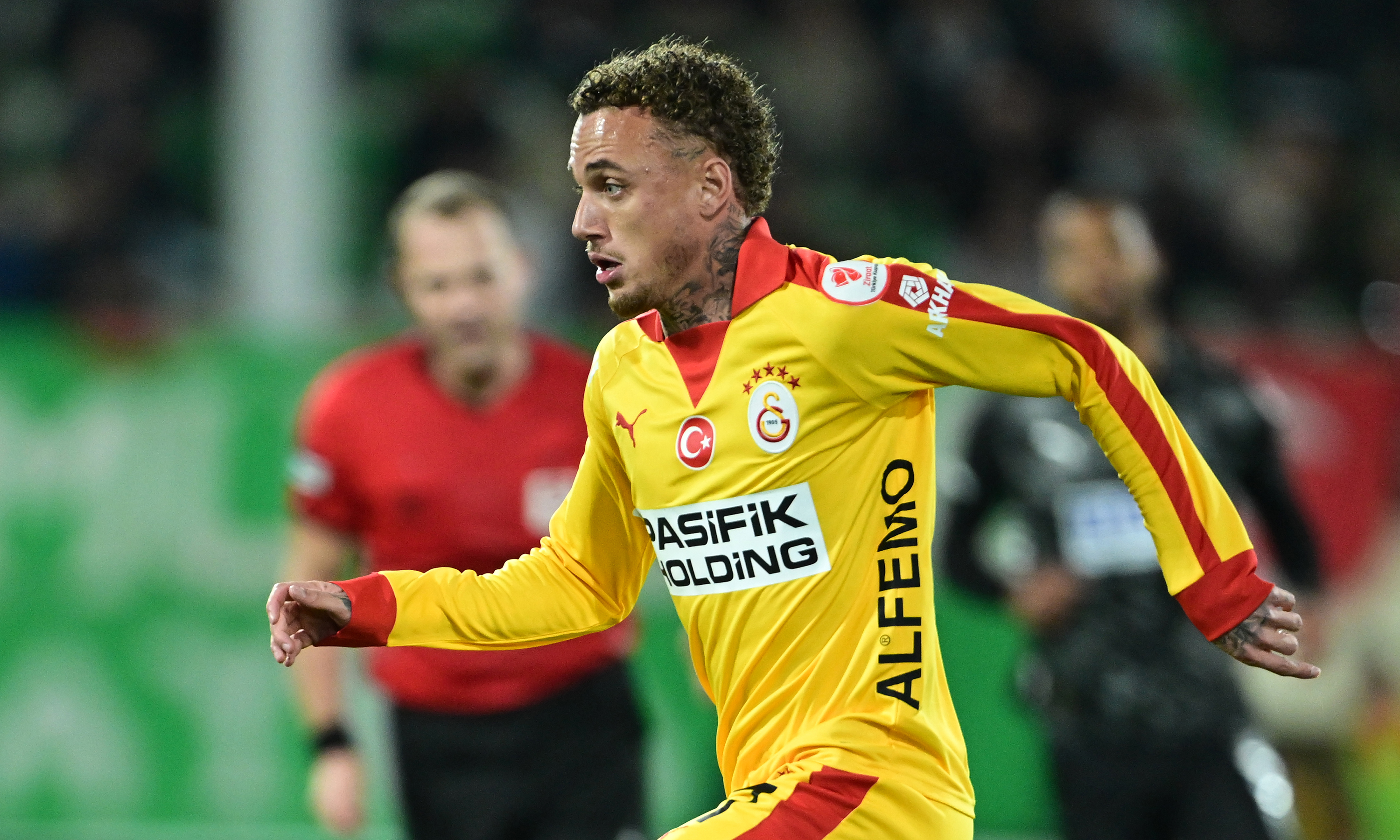 Sezona İtalya Serie A ekibi Napoli'den başlayan Noa Lang, devre arasında kiralık olarak Galatasaray'a imza atmıştı. Bu sezon Napoli ve Galatasaray'da toplam 38 maçta süre alırken 3 gol ve 4 asist kaydetti.