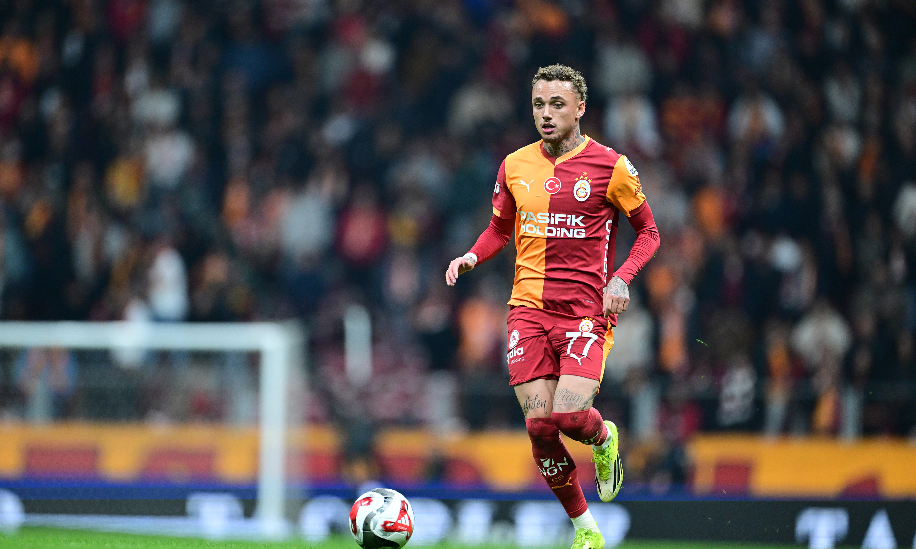 Galatasaray'ın Şampiyonlar Ligi son 16 turu rövanşında Liverpool'la deplasmanda oynadığı maçta Noa Lang ciddi bir sakatlık yaşamıştı. Lang, ikinci yarıdaki bir pozisyonda reklam panolarına çarpmış ve başparmağından sakatlanmıştı. Maçın ardından Lang ameliyat olmuştu.