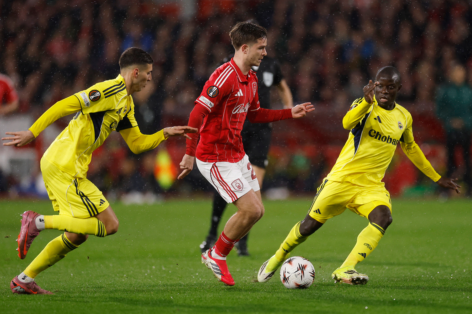 UEFA Avrupa Ligi son 16 turu play-off etabının rövanşında Fenerbahçe deplasmanda Nottingham Forest'la karşı karşıya geldi. Rakibini Kerem Aktürkoğlu'nun golleriyle 2-1 mağlup eden Fenerbahçe'ye tur için bu sonuç yeterli olmadı ve sarı-lacivertliler Avrupa kupalarına veda etti.