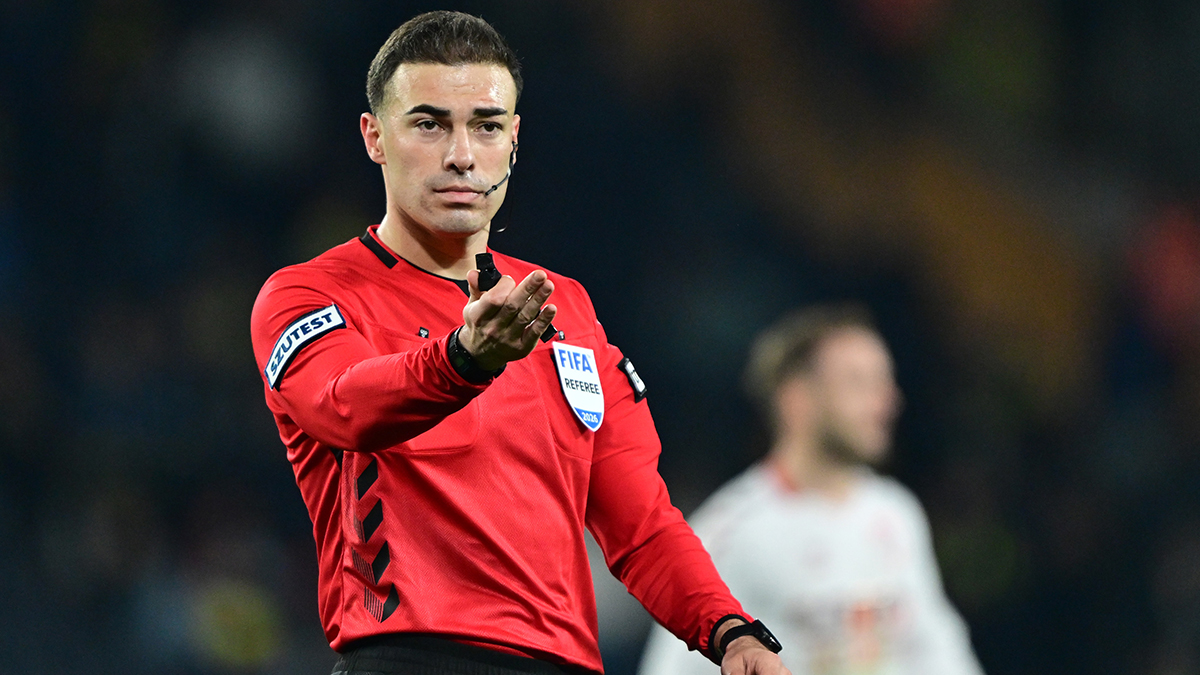 100' Yaşanan gerginlik sonrası hakem ne karar vermeliydi? Deniz Çoban: Ederson ve Van Drongelen ikinci sarı karttan atılmalıydı. Bahattin Duran: Ederson ve Van Drongelen ikinci sarı karttan ihraç edilmeliydi. Bülent Yıldırım: UEFA'da hakem böyle bir karmaşaya sebep olsa UEFA bir daha görev vermez. 101' Cherif Ndiaye'nin Levent'e müdahalesinde kart gerekir mi? Bahattin Duran: Cherif'e sarı kart gerekirdi. Ederson, hakem düdüğü çaldıktan sonra topa vurdu, bu da sarı kart. Deniz Çoban: Ederson da vurup zaman geçirdi. Açık bir sarı kart. Ederson'un ihracı gerekir. Cherif Ndiaye'ye de sarı kart gerekir. Bülent Yıldırım: Ederson, biraz önce Drongelen ile beraber ihraç olmalıydı. Şimdi de olmadı. Cherif Ndiaye sarı kart görmeliydi.