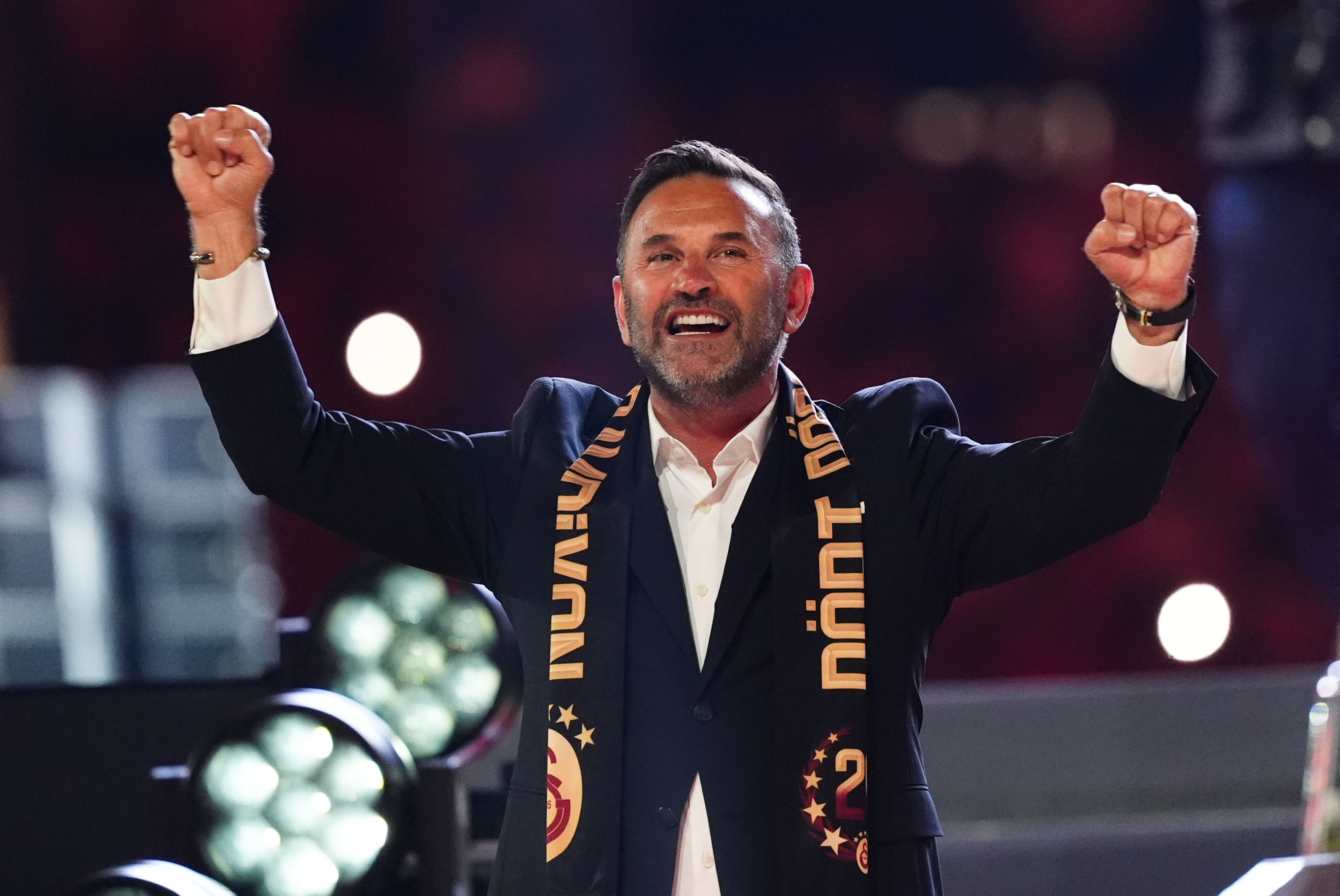 Okan Buruk UEFA Kupası'nın yıl dönümünü andı, hedefini belirledi