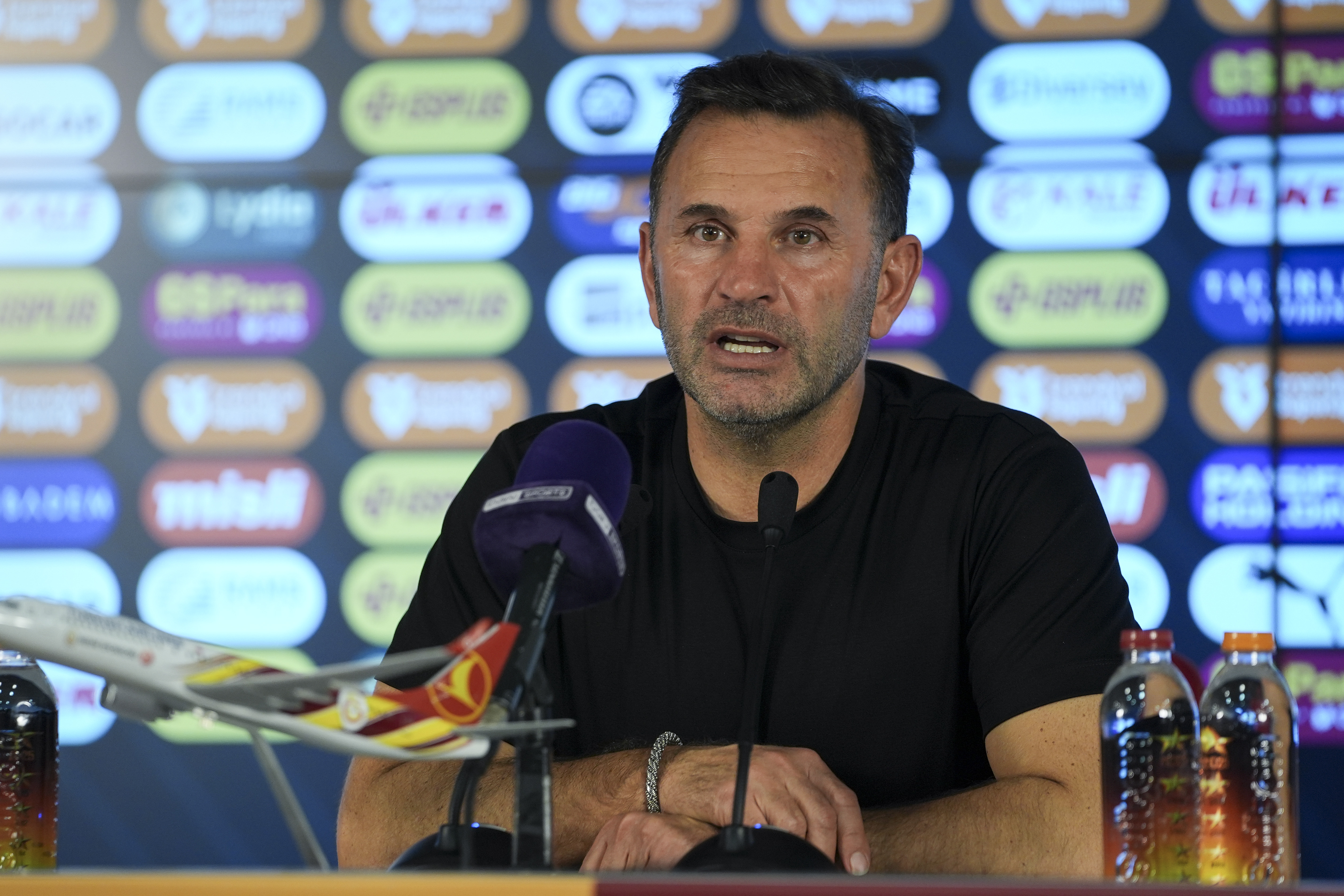 Okan Hoca'dan Gol Sıkıntısına Esprili Bakış: 'Barış'ın Rahatı Kaçmış, Hakem Topu Saklamış!'