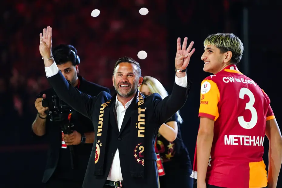 Şampiyon Galatasaray kupasına kavuştu: Dakika dakika şampiyonluk kutlaması - 26 Şampiyon Galatasaray kupasına kavuştu: Dakika dakika şampiyonluk kutlaması - 26