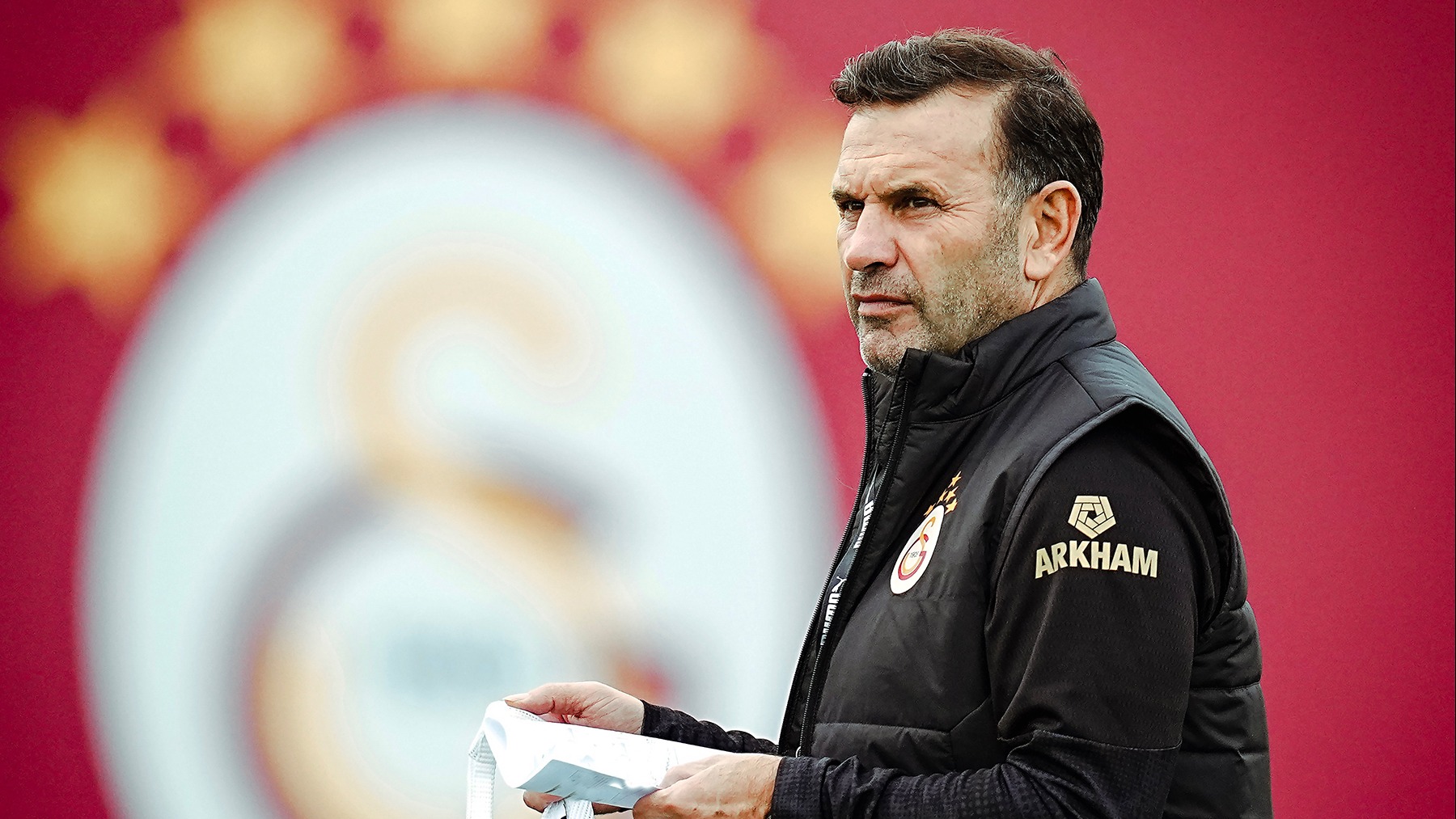 Okan Buruk'tan Sağ Bek Krizi İçin Paralel Evren Çözümü: 'Bunlar Kim Hocam?!'