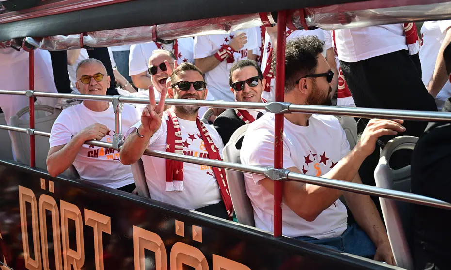 Şampiyon Galatasaray kupasına kavuştu: Dakika dakika şampiyonluk kutlaması - 10 Şampiyon Galatasaray kupasına kavuştu: Dakika dakika şampiyonluk kutlaması - 10