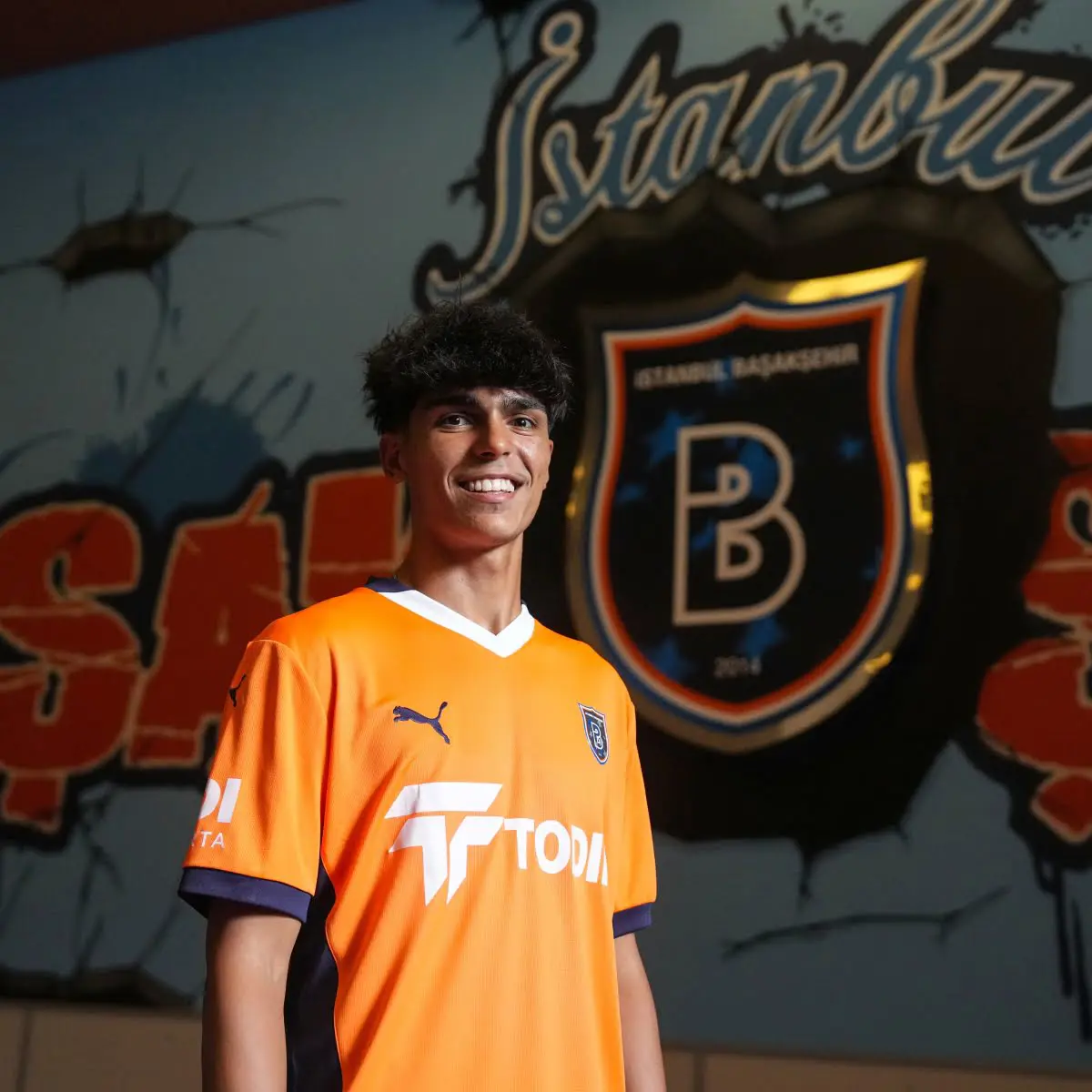 Başakşehir 18 yaşındaki futbolcuyu resmen renklerine bağladı: 4. transfer geldi