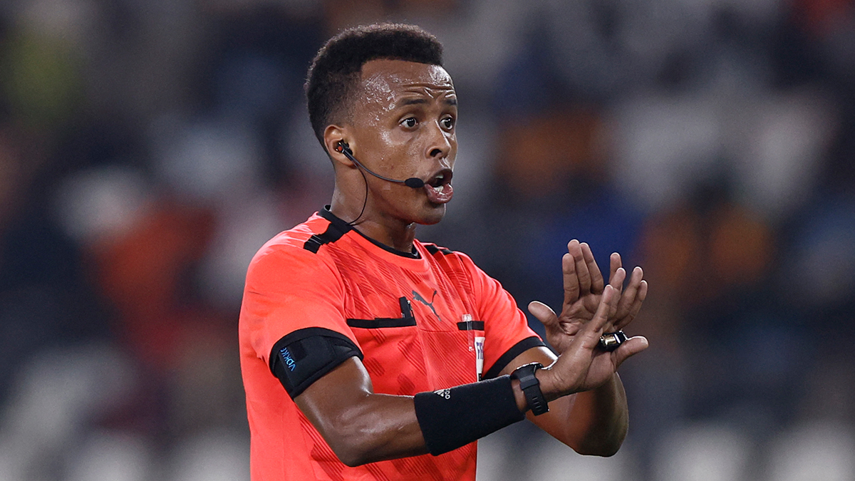 ABD 'Terörist' Dedi, FIFA 'Maaş Cebinde!' Dedi: Somalili Hakeme Dünya Kupası'nın En Tuhaf Jesti!