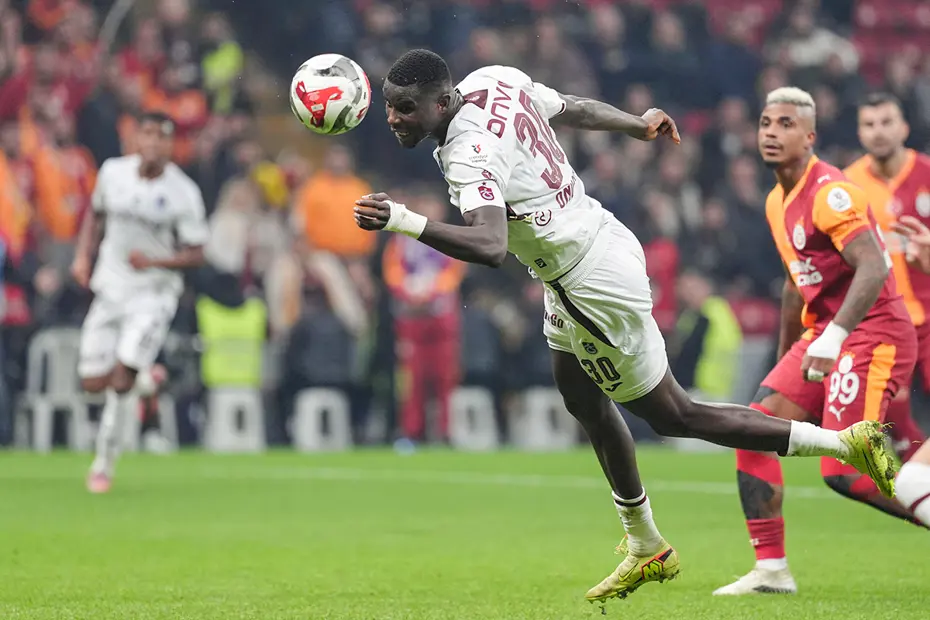 Onuachu'ya koridorda Osimhen soruldu, arkasını dönüp tek kelimeyle cevap verdi - 4
