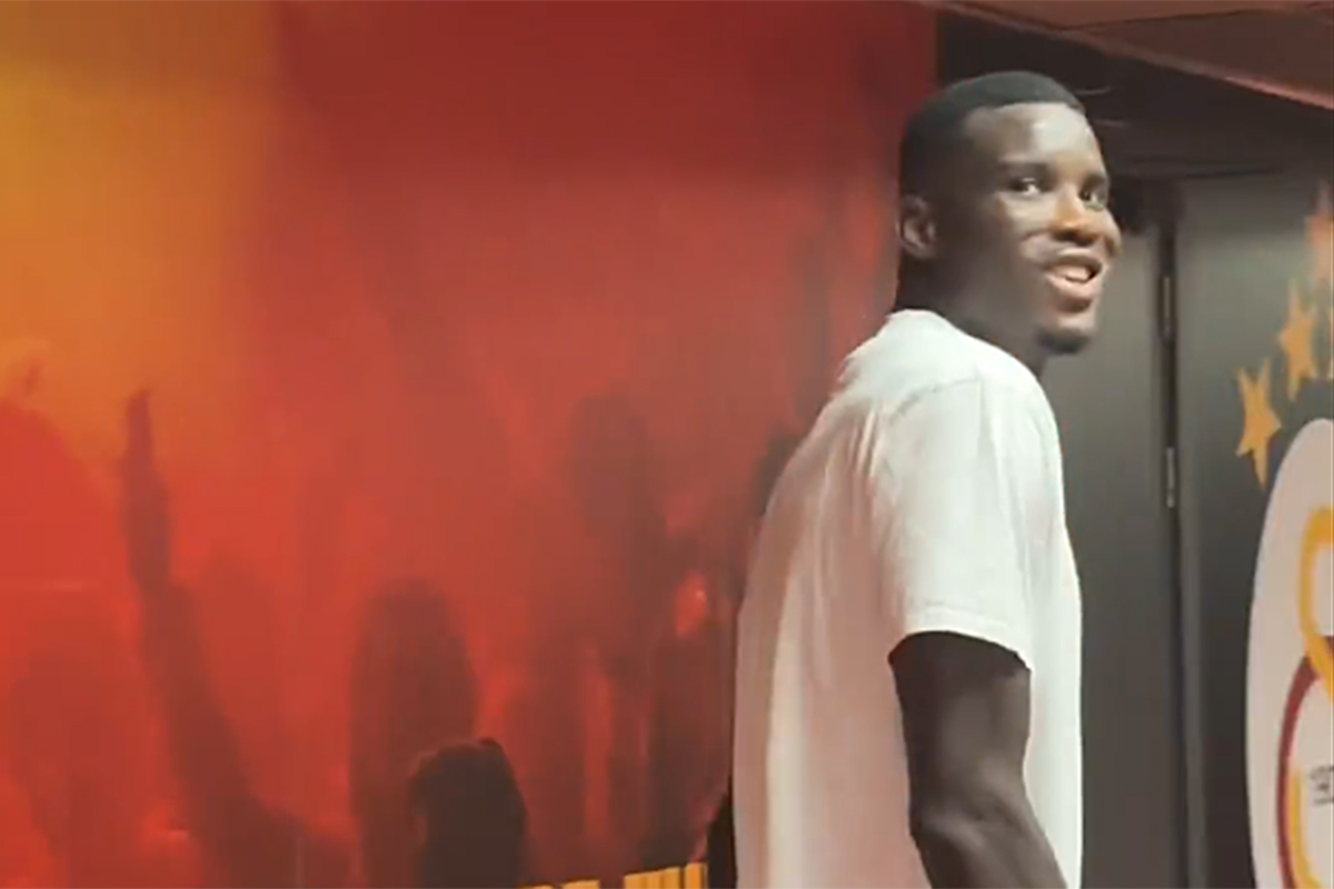 Onuachu'ya koridorda Osimhen soruldu, arkasını dönüp tek kelimeyle cevap verdi