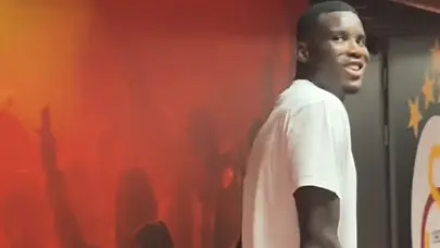 Onuachu'ya koridorda Osimhen soruldu, arkasını dönüp tek kelimeyle cevap verdi