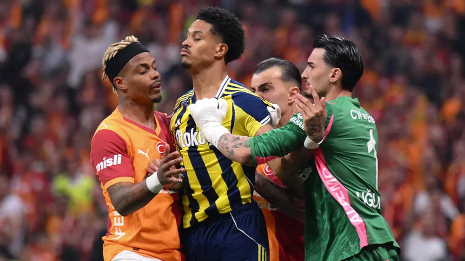 Galatasaray-Fenerbahçe derbisinin henüz 5. dakikasında gerginlik - 2 Galatasaray-Fenerbahçe derbisinin henüz 5. dakikasında gerginlik - 2