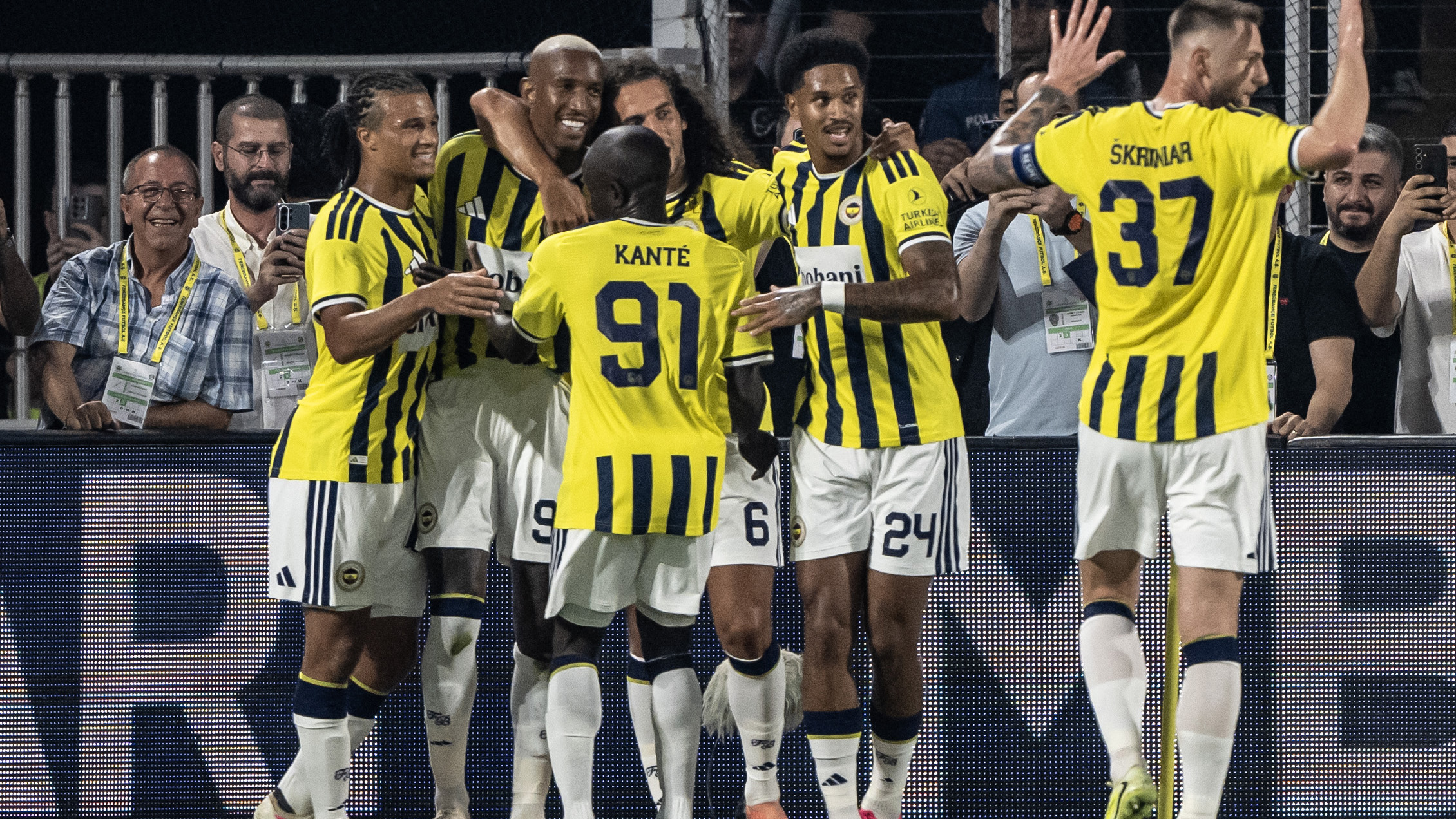 Gözyaşlarını tutamadı, sedyeyle oyundan çıktıGözyaşlarını tutamadı, sedyeyle oyundan çıktı
