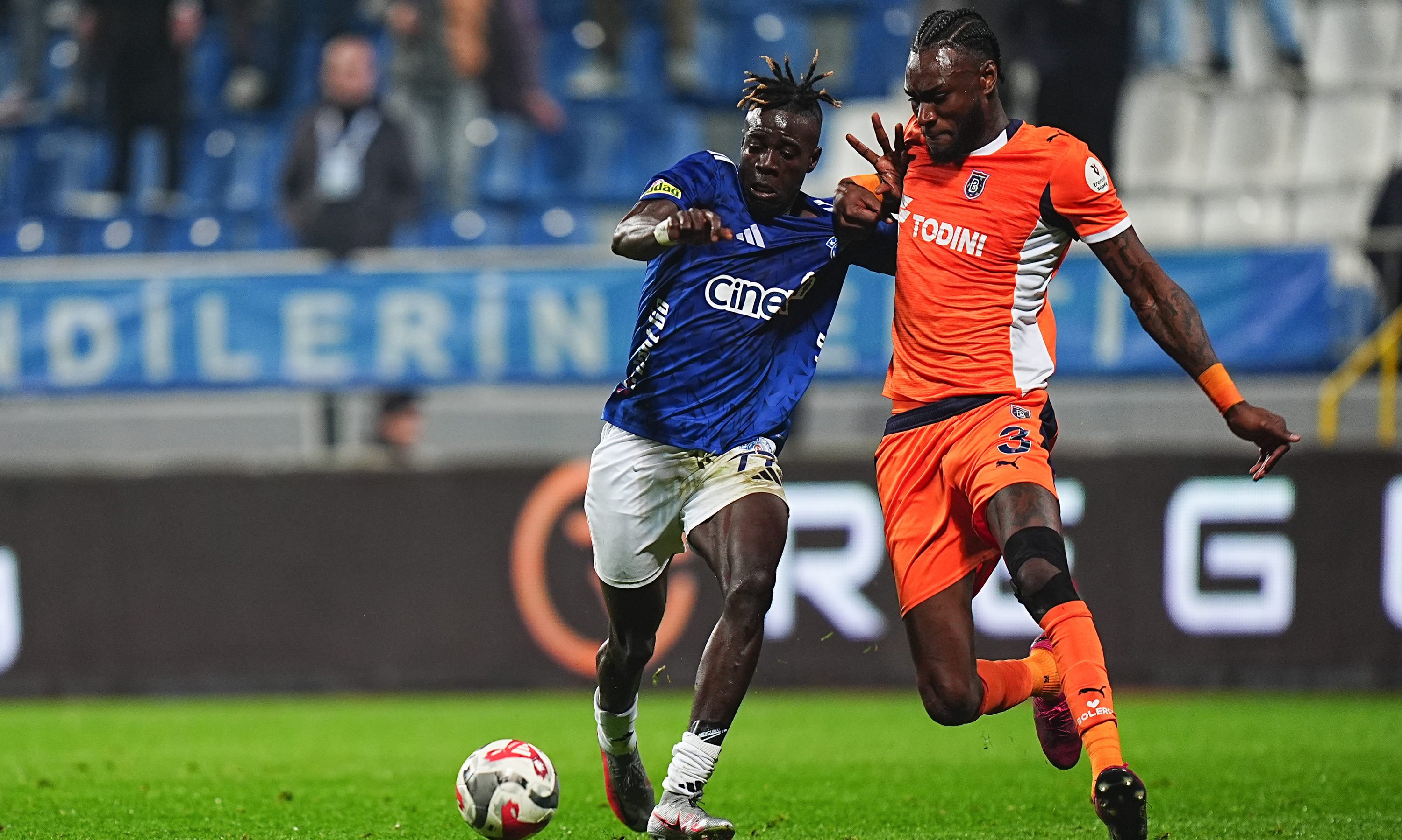 Başakşehir'de Fener Maçına Özel 'İzin' Forması: İki Oyuncu Tribünde!