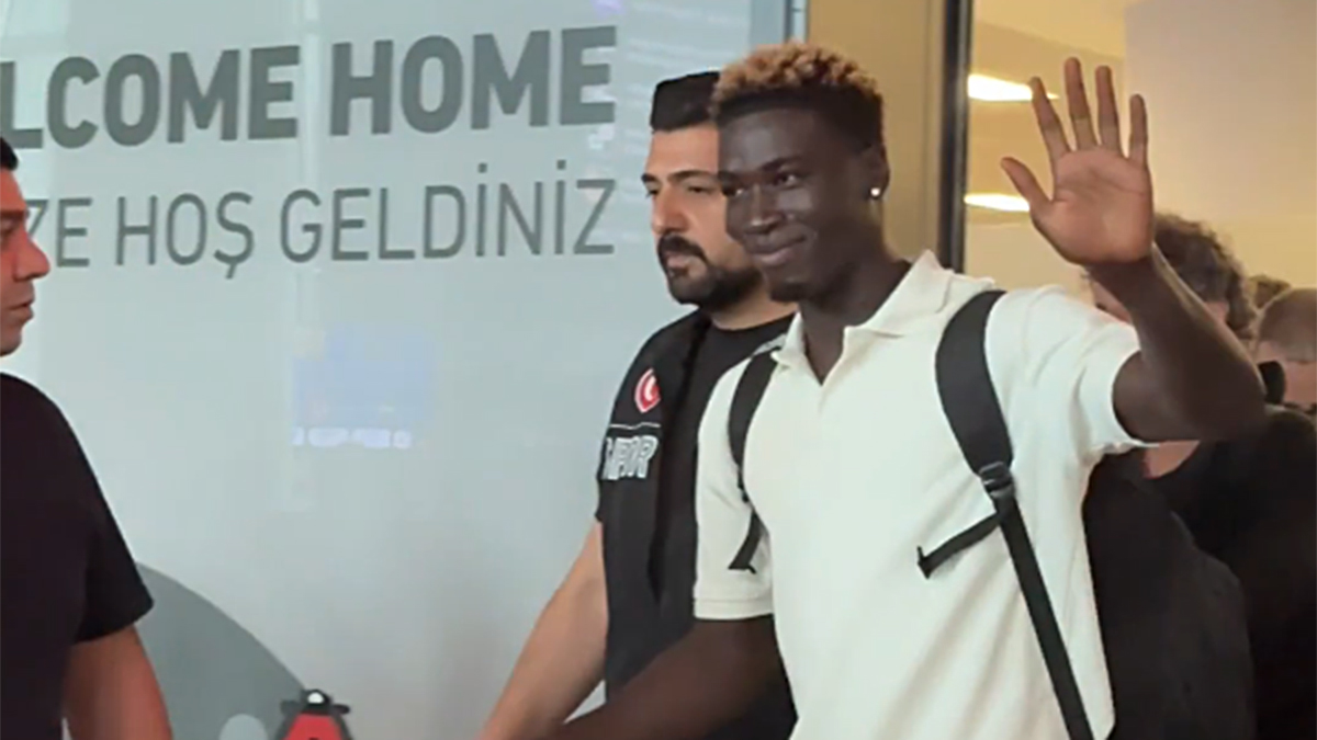 Ve Fenerbahçe'nin yeni transferi Kojo Peprah Oppong, İstanbul'a geldi