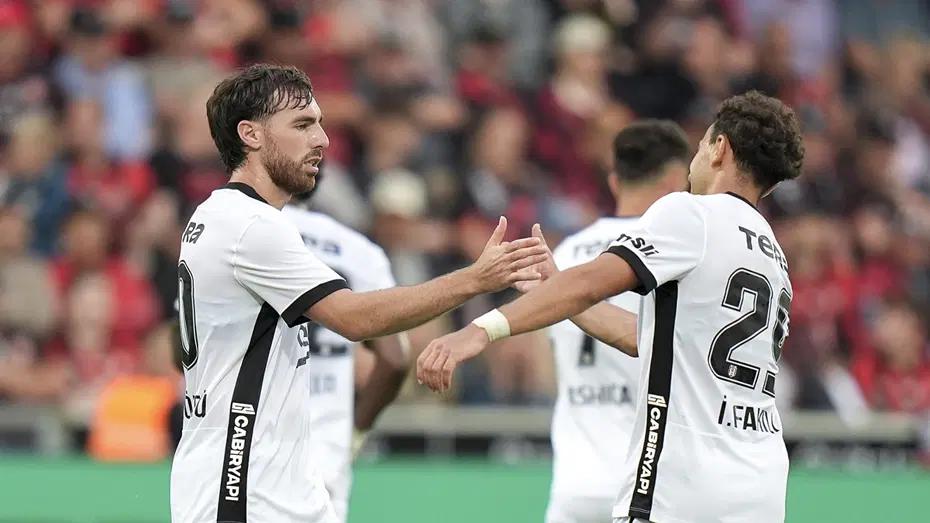 Midtjylland - Beşiktaş maçında Danimarka basınını çıldırtan pozisyon: "Aptalca bir kırmızı kart"  - 3