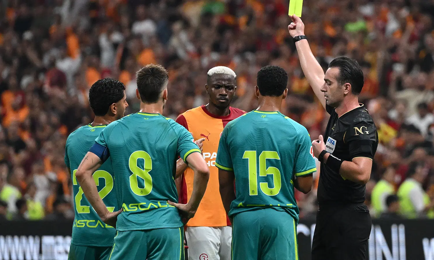 Galatasaray verloor met 2-1 van Villarreal ondanks de goal van Osimhen; Okan Buruk kreeg rode kaart
