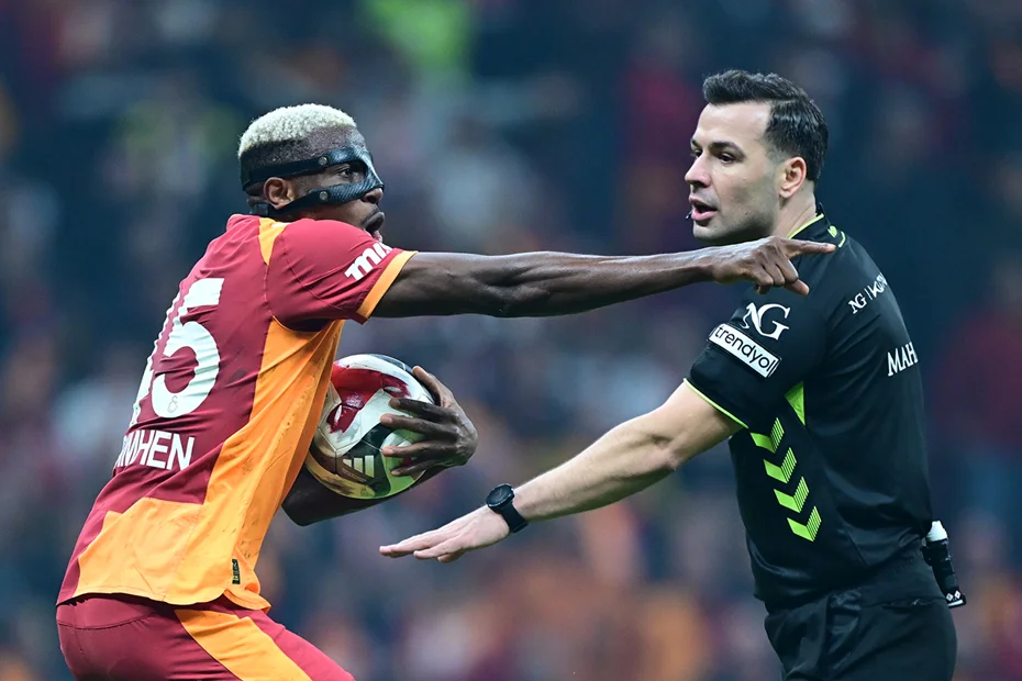 Trio noktayı koydu! Galatasaray ve Trabzonspor'un penaltı beklediği pozisyonlar için net yorum - 1 Trio noktayı koydu! Galatasaray ve Trabzonspor'un penaltı beklediği pozisyonlar için net yorum - 1