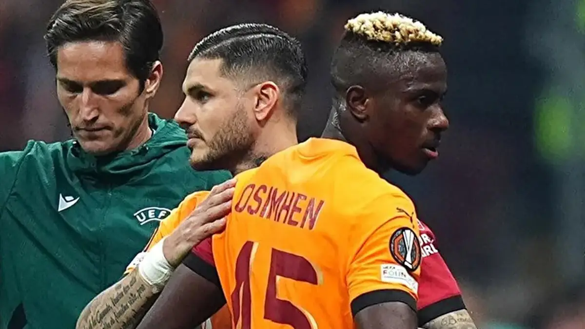 Galatasaray formalı Osimhen ve Icardi maç sırasında yan yana, arkada bir görevli