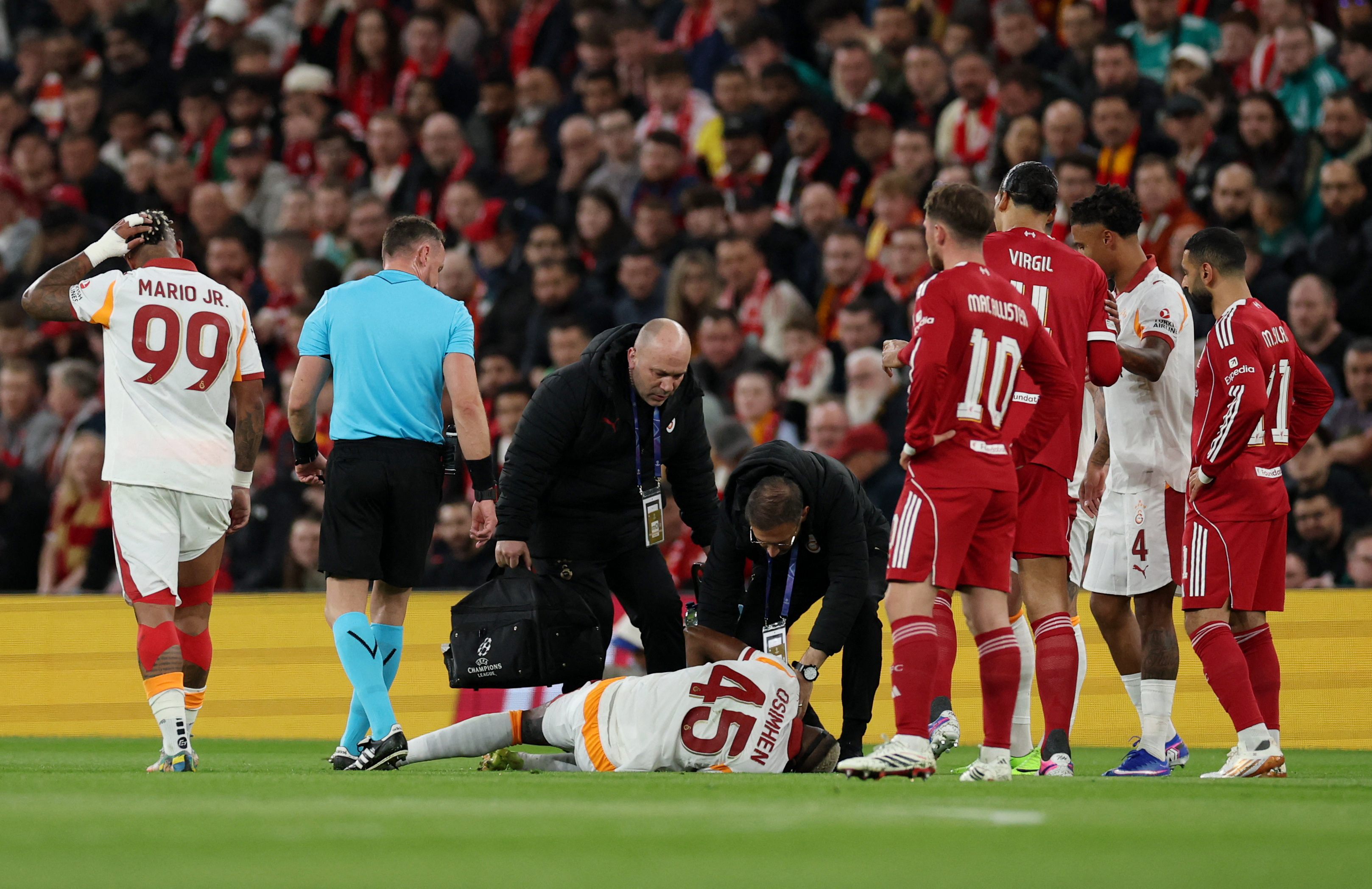 “KONATE BANA MESAJ ATTI” Pozisyon anını ve sonrasında yaşananları anlatan Osimhen şöyle konuştu: \