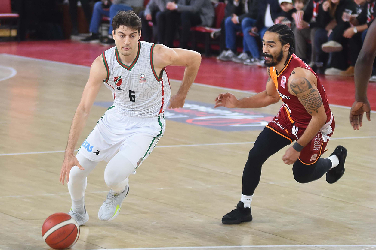 Karşıyaka'da kadro dağılıyor: Ufuk Sarıca, eski öğrencisini bırakmadı