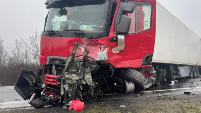 7 taraftarın öldüğü feci kaza kamerada! Minibüs, tırla kafa kafaya çarpıştı