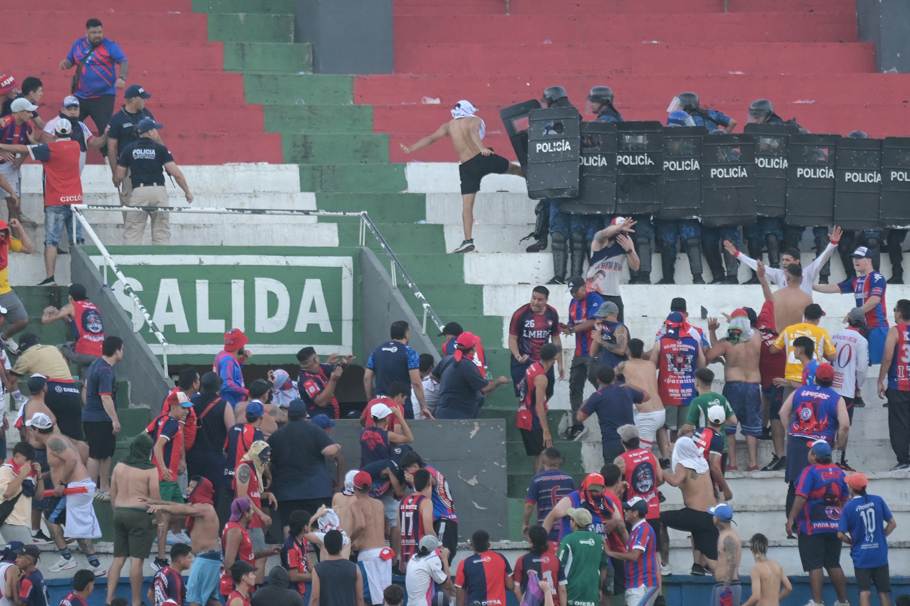 Olaylı derbi yarıda kaldı! Dev maçta tribünler karıştı, 100 gözaltı var