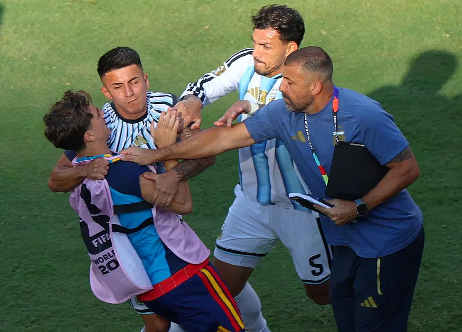 Paredes, 2 futbolcuya saldırmıştı: FIFA soruşturma başlattı - 3
