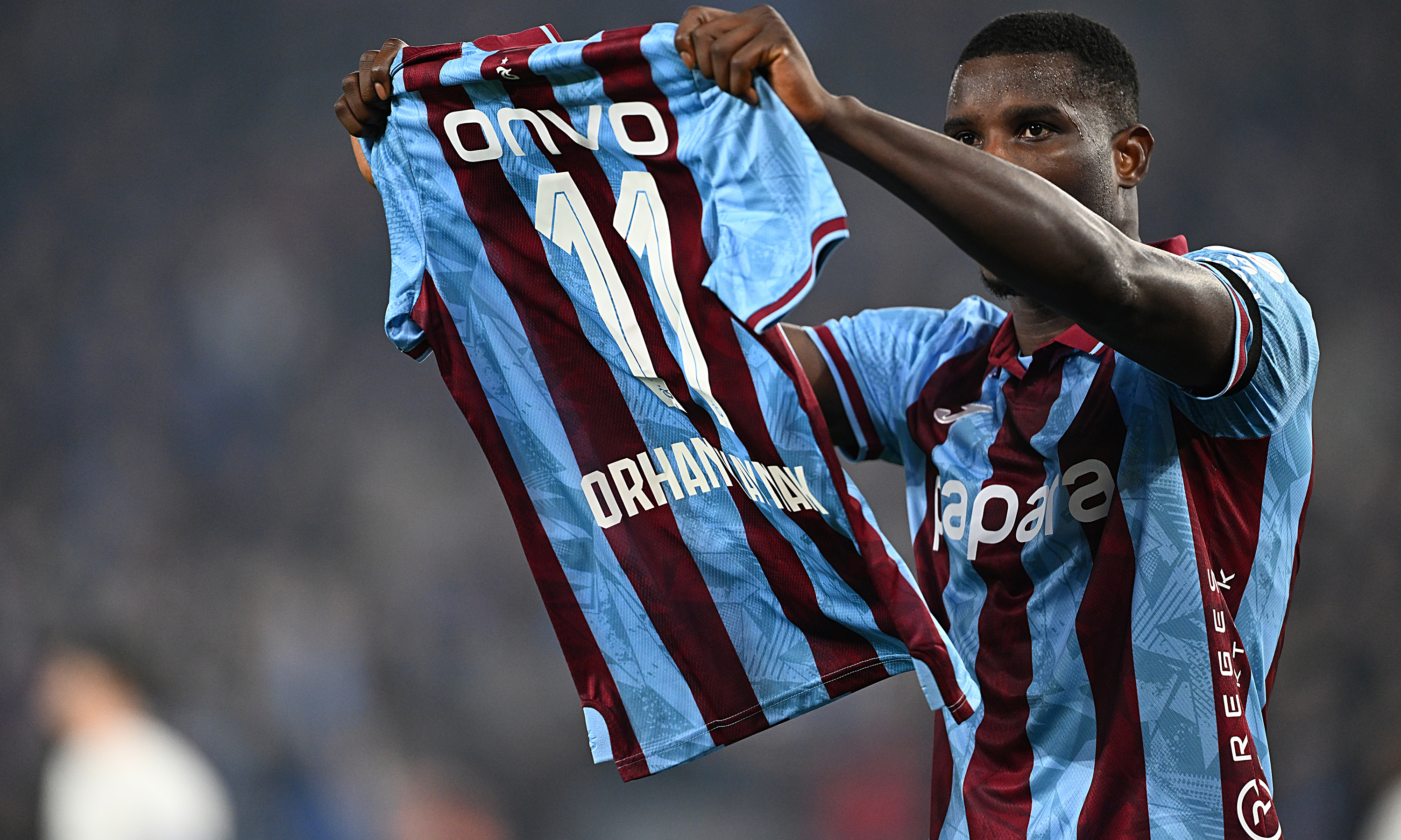 Trabzonsporlu futbolcular galibiyeti Orhan Kaynak'a adadı