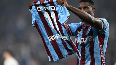 Trabzonsporlu futbolcular galibiyeti Orhan Kaynak'a adadı