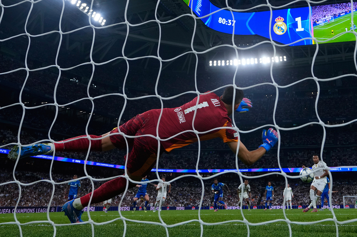FIFA'dan Penaltı Devrimi: 'Topu Çelen Kaleciye Heykel Dikilsin!' Kuralı Geliyor!