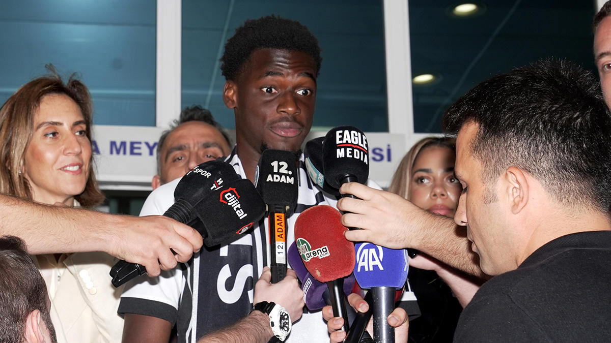 Bir transfer daha gece yarısı İstanbul'a geldi, "Yüzde 100 zindeyim" dedi
