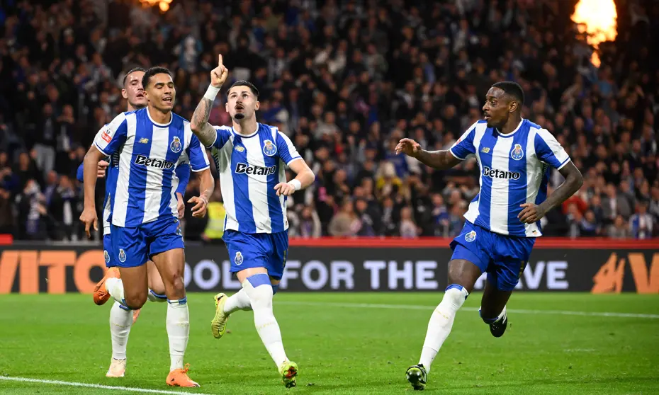 Tüm ülke bunu konuşuyor: Dev maçın devre arasında hakeme baskı - 3 Tüm ülke bunu konuşuyor: Dev maçın devre arasında hakeme baskı - 3