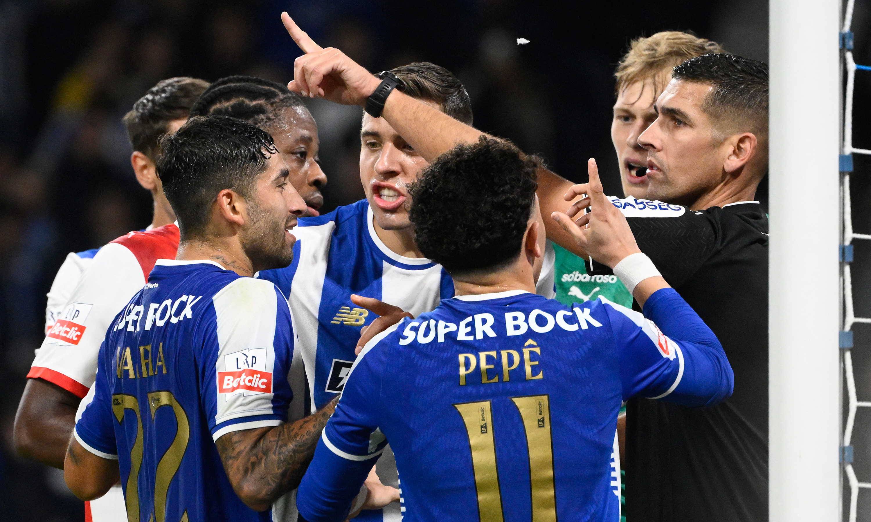 Tüm ülke bunu konuşuyor: Dev maçın devre arasında hakeme baskı