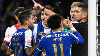 Tüm ülke bunu konuşuyor: Dev maçın devre arasında hakeme baskı