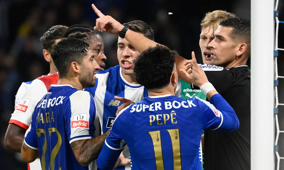 Tüm ülke bunu konuşuyor: Dev maçın devre arasında hakeme baskı - 2 Tüm ülke bunu konuşuyor: Dev maçın devre arasında hakeme baskı - 2