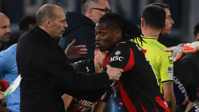 Lazio-Milan maçında saha bir anda karıştı! Rafael Leao'dan büyük tepki Lazio-Milan maçında saha bir anda karıştı! Rafael Leao'dan büyük tepki