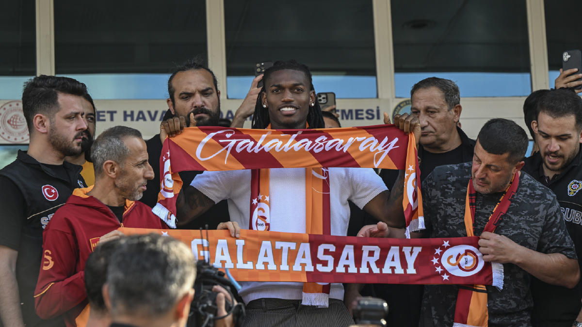 Leao'yu karşılamaya gelen Galatasaray taraftarından yönetime flaş çağrı
