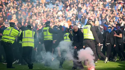 İskoçya'da olaylı derbi! Rangers-Celtic maçının sonunda saha karıştı İskoçya'da olaylı derbi! Rangers-Celtic maçının sonunda saha karıştı
