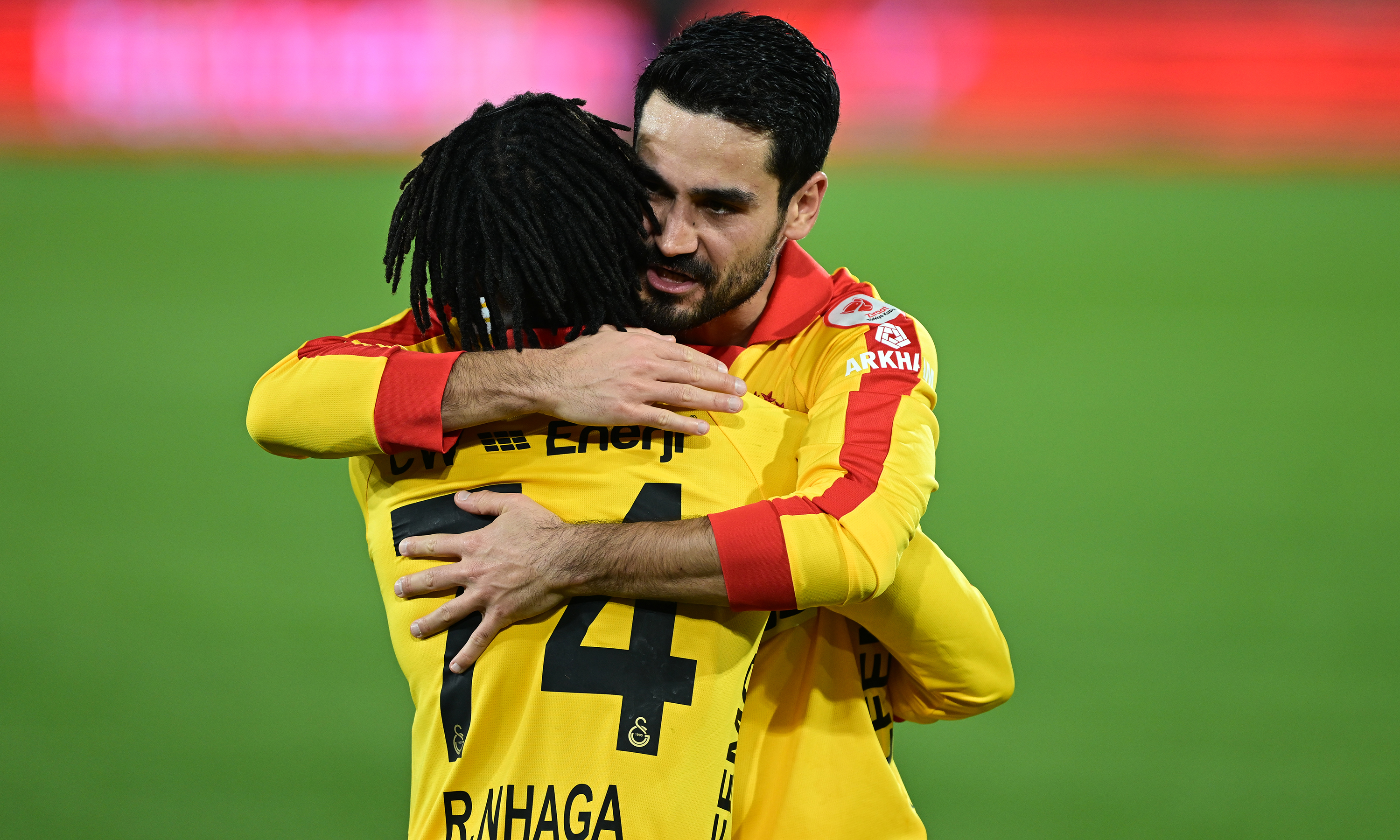 Ekonomi modu | Serkan Akcan Rüzgar Galatasaray’ın arkasından esmeyi sürdürüyor. Lakin hafta sonu Beşiktaş deplasmanı, peşinden Liverpool maçları Okan Buruk ve futbolcularını bekliyor. Okan hoca o yüzden kadrosunu ekonomi modunda kullanmayı tercih ediyor. Sane’den müthiş bir oyun kuruculuk dersi izledik. Leroy Sane aslında bu olduğu için Bayern Münih ve Alman Milli Takımı’nın vazgeçilmezi olmuştu. Galatasaray’daki rolü tam olarak bu değildi ama sanırım bundan sonra Okan Buruk’un Sane’den beklentileri değişti. 3 gün önce Ali Sami Yen’de Alanyaspor’a karşı attığı müthiş deparla herkesi hayrete düşüren Barış Alper Yılmaz, bu kez kupada santrfor rolündeydi. Yine çok güçlüydü, fiziğiyle rakiplerine üstünlük sağladı. Henüz ilk yarıda 1 gol 1 asistle oyunun senaryosunu yazanların başındaydı. (FANATİK)