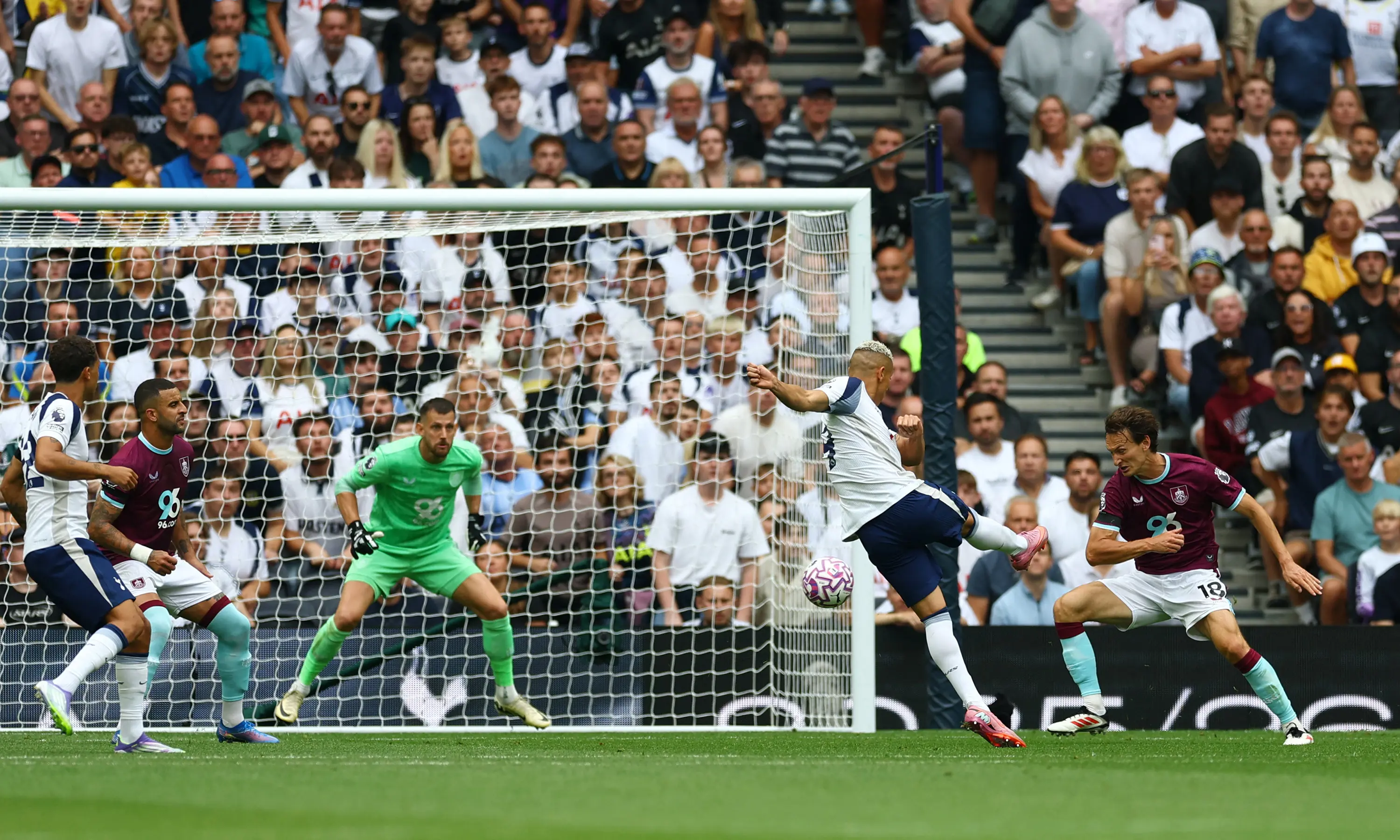 Kaleci topu unuttu! Dünya futbolunda yeni kural Premier Lig'de ilk kez uygulandı